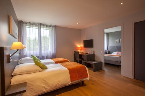 Cozy Quadruple Room | In-room safe, desk, soundproofing, free cribs/infant beds