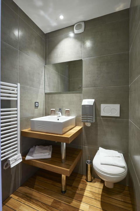 Cozy Double Room | Bathroom | Shower, hair dryer, towels