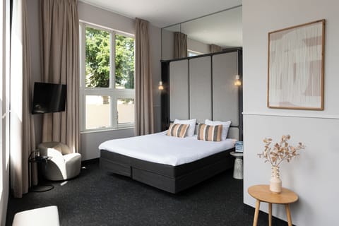 Luxury Studio Suite | Memory foam beds, in-room safe, desk, laptop workspace