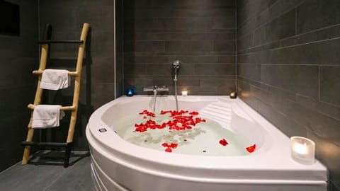 Romantic Studio Suite | Bathroom | Eco-friendly toiletries, hair dryer, towels, soap