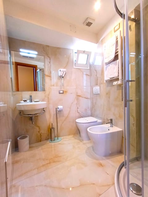Deluxe Double Room, Sea View | Bathroom | Shower, free toiletries, hair dryer, bathrobes
