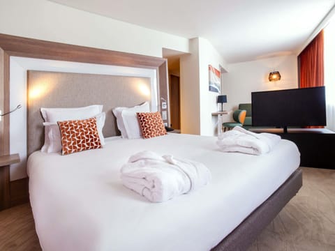 Suite, 1 Queen Bed (1 Double bed & 1 Double sofa) | 1 bedroom, premium bedding, minibar, in-room safe