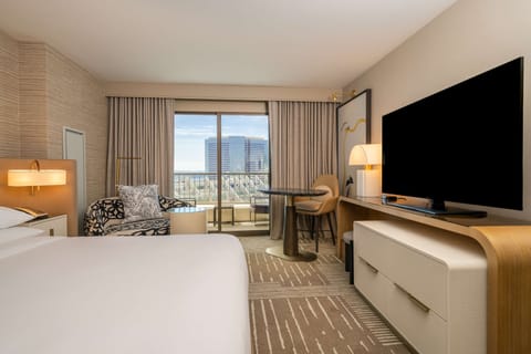 Deluxe Balcony - 1 King | Premium bedding, pillowtop beds, in-room safe, desk