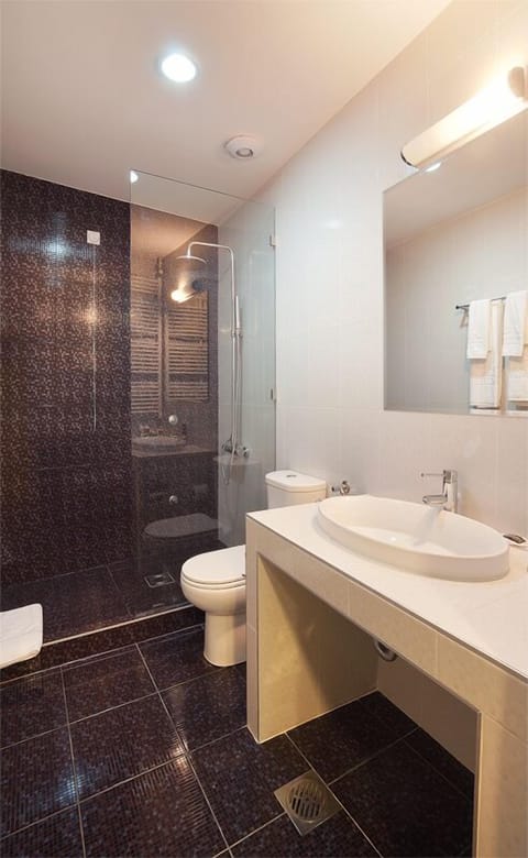 Combined shower/tub, hair dryer, bathrobes, slippers