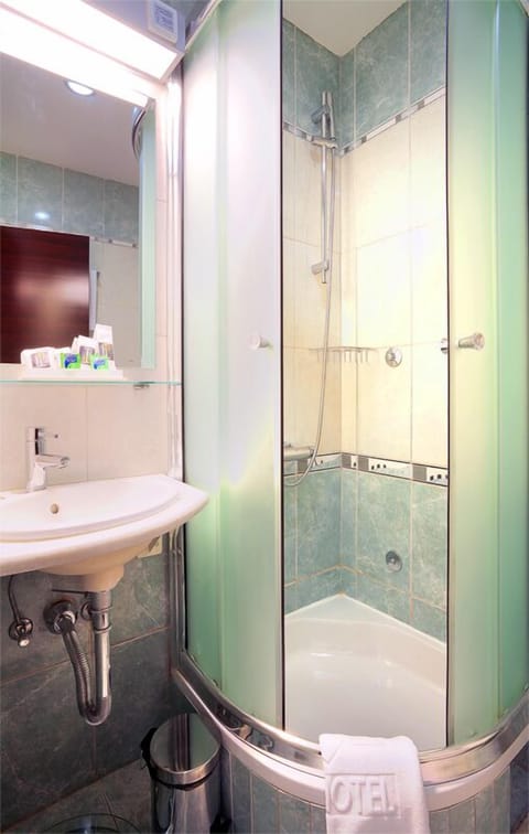 Combined shower/tub, hair dryer, bathrobes, slippers