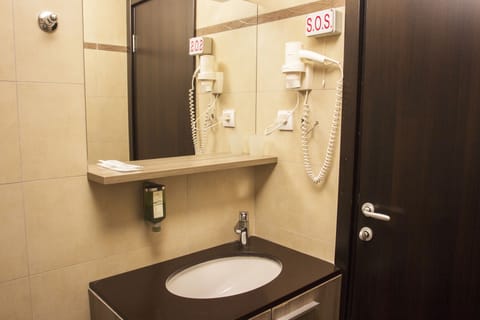 Double Room | Bathroom | Shower, rainfall showerhead, towels