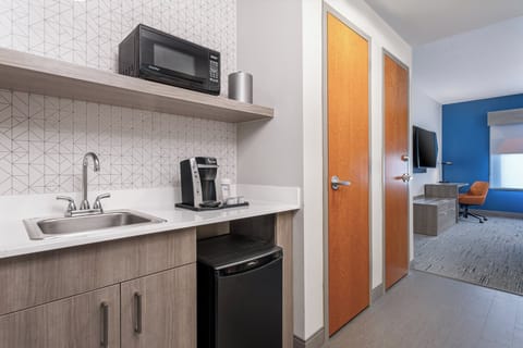 Suite, Jetted Tub | Desk, laptop workspace, blackout drapes, iron/ironing board