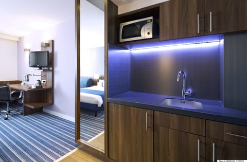 Family Room, 1 Queen Bed with Sofa bed (Free Breakfast) | Private kitchenette | Coffee/tea maker, electric kettle