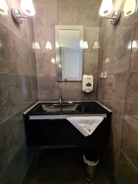 Shower, rainfall showerhead, free toiletries, hair dryer