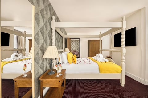 Junior Suite, 1 Double Bed with Sofa bed | Hypo-allergenic bedding, pillowtop beds, desk, laptop workspace
