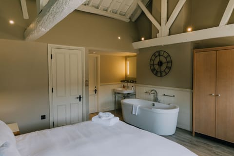 Luxury Cottage | Premium bedding, down comforters, in-room safe, desk