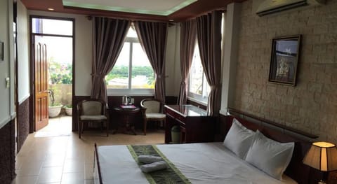 Basic Double Room Single Use | Living area | Flat-screen TV
