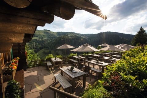 4 restaurants, breakfast, dinner served; local and international cuisine