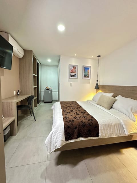 Standard Single Room | Minibar, in-room safe, desk, soundproofing