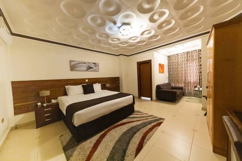 Executive Room | 1 bedroom, premium bedding, minibar, in-room safe