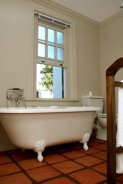 Separate tub and shower, deep soaking tub, rainfall showerhead