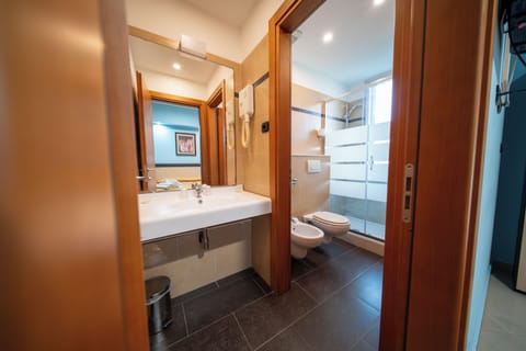 Double Room | Bathroom | Shower, free toiletries, hair dryer, bidet