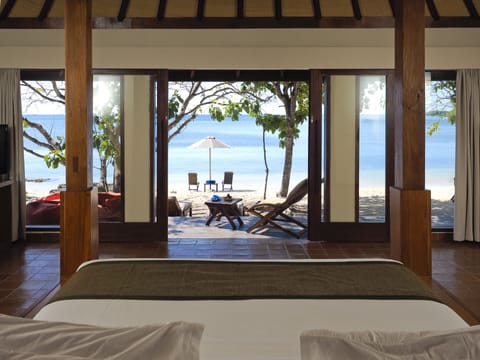 Beach Villa | Premium bedding, in-room safe, desk, laptop workspace