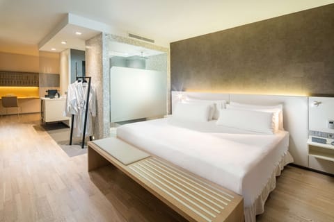 Hypo-allergenic bedding, minibar, in-room safe, desk