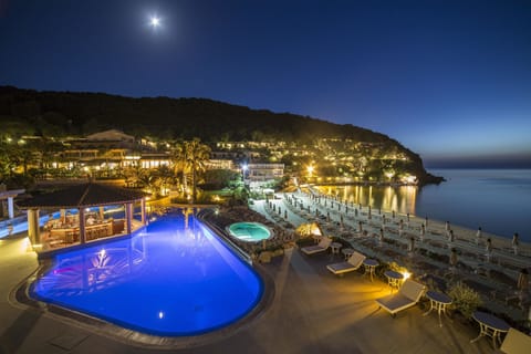 Outdoor pool, pool umbrellas, sun loungers