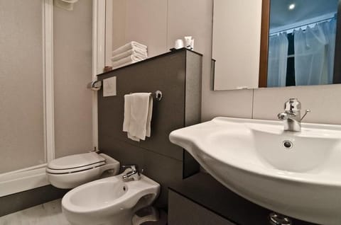 Shower, free toiletries, hair dryer, bidet