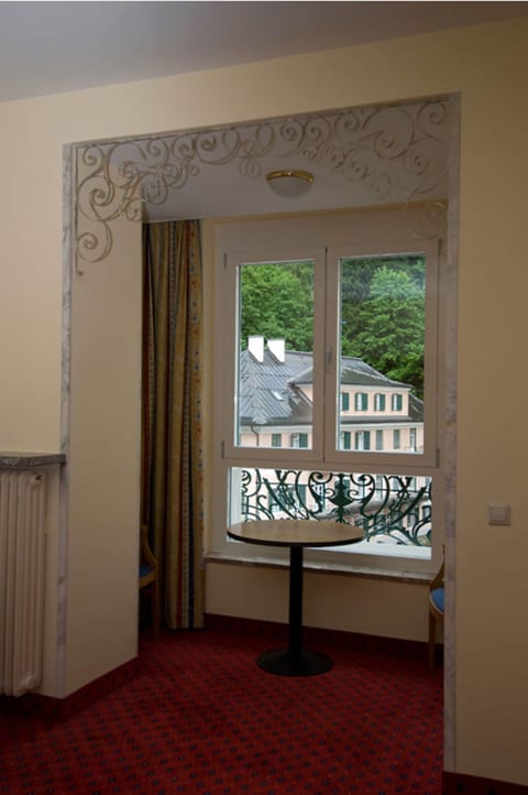 Junior Suite | Hypo-allergenic bedding, in-room safe, desk, blackout drapes