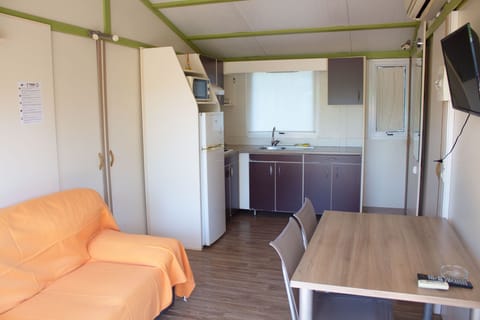 Bungalow for 6 people | Living area | 16-inch TV with satellite channels