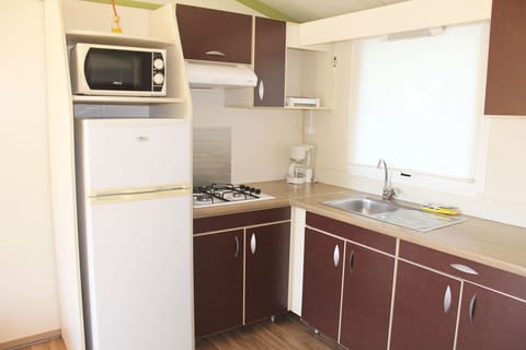Bungalow for 6 people | Private kitchen | Full-size fridge, microwave, stovetop, coffee/tea maker