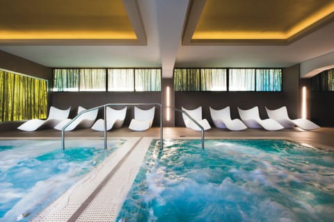 Indoor spa tub