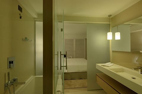 Deep soaking tub, free toiletries, hair dryer, bidet