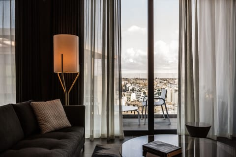 Premium bedding, down comforters, minibar, in-room safe