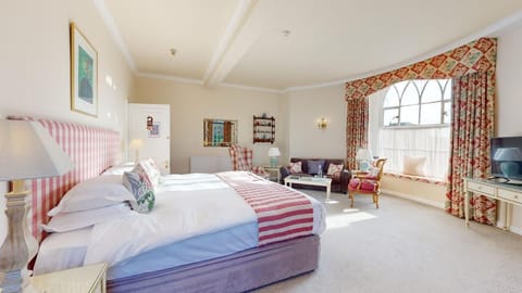 Garden Room | In-room safe, desk, blackout drapes, iron/ironing board