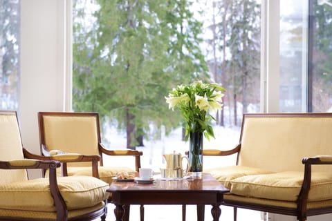 Lobby lounge
