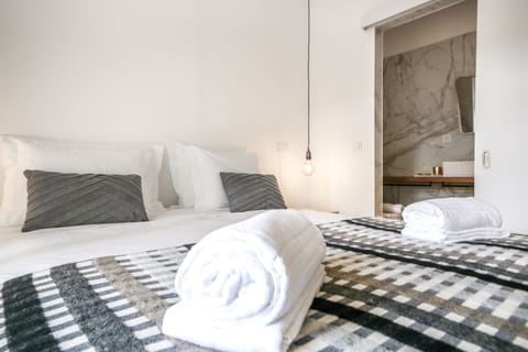 Superior Double or Twin Room, Pool View | Minibar, soundproofing, free WiFi, bed sheets