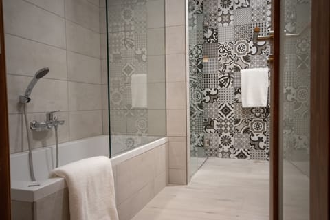 Deluxe Double Room (3) | Bathroom | Free toiletries, towels