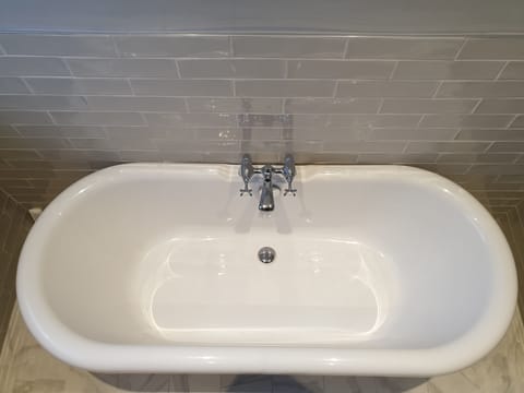 Deluxe Double Room | Bathroom | Free toiletries, hair dryer, towels