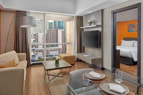 Fort Suite | Living area | 32-inch TV with premium channels, iPod dock