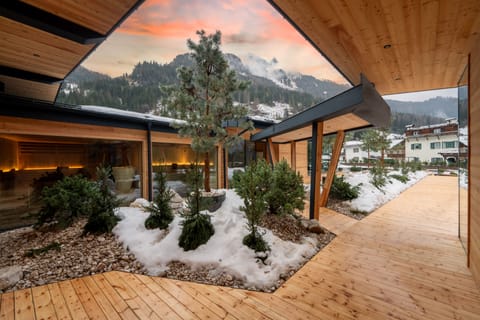 Sauna, hot tub, steam room