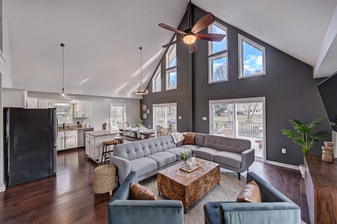 House (3 Bedrooms) | Living area