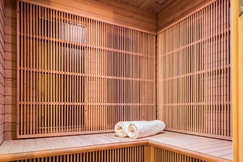 Sauna, hot tub, steam room