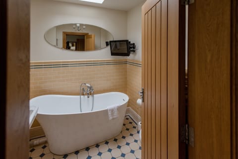 Deep soaking bathtub