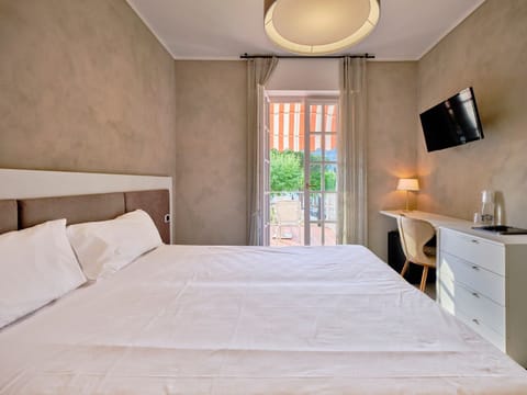 Double or Twin Room, Lake View | Minibar, free WiFi