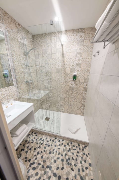 Comfort Triple Room | Bathroom | Free toiletries, hair dryer, towels