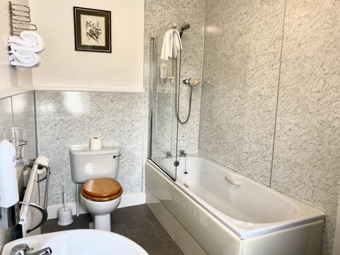 Double Room, Ensuite (Room 6) | Bathroom | Hair dryer, towels, soap, shampoo