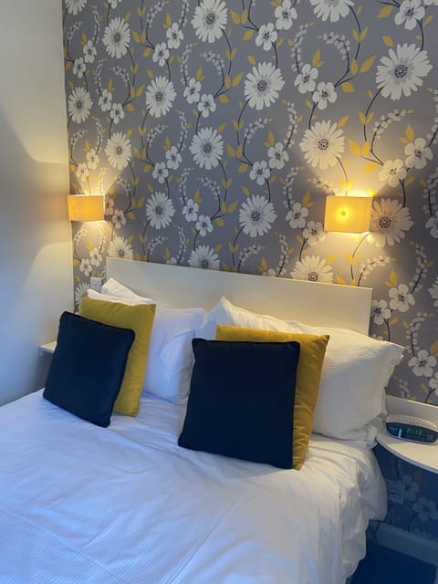 Double Room, Ensuite (Room 1) | Desk, iron/ironing board, rollaway beds, free WiFi
