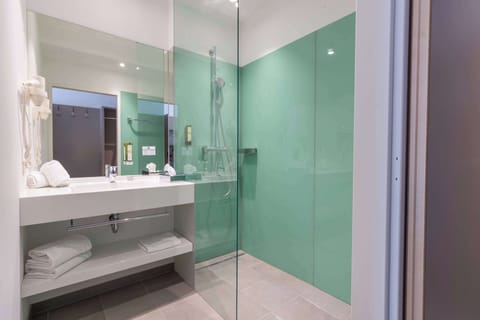 Shower, hair dryer, heated floors, towels