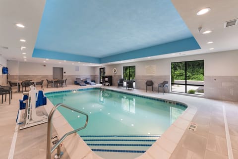 Indoor pool, sun loungers