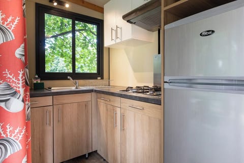 Mobile Home | Private kitchen | Stovetop, coffee/tea maker, highchair, cleaning supplies