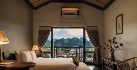 Panoramic Suite | Minibar, in-room safe, desk, blackout drapes