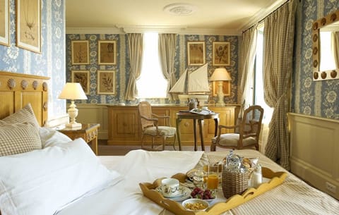 Superior Room, Sea View | Minibar, in-room safe, individually decorated, individually furnished